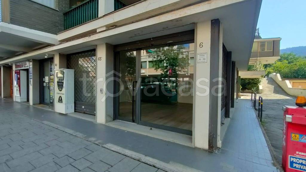 negozio in vendita a Prato in zona Santa Gonda