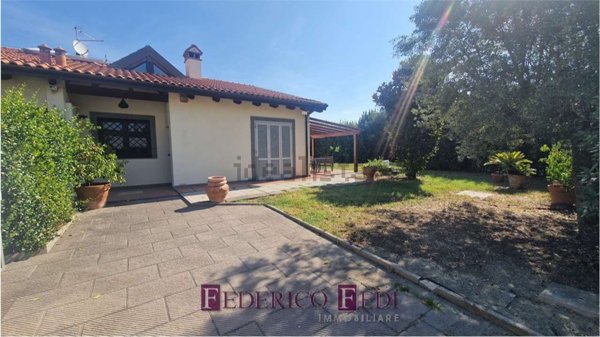 casa indipendente in vendita a Prato in zona Santa Maria