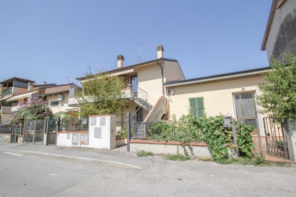 appartamento in vendita a Prato in zona Tavola