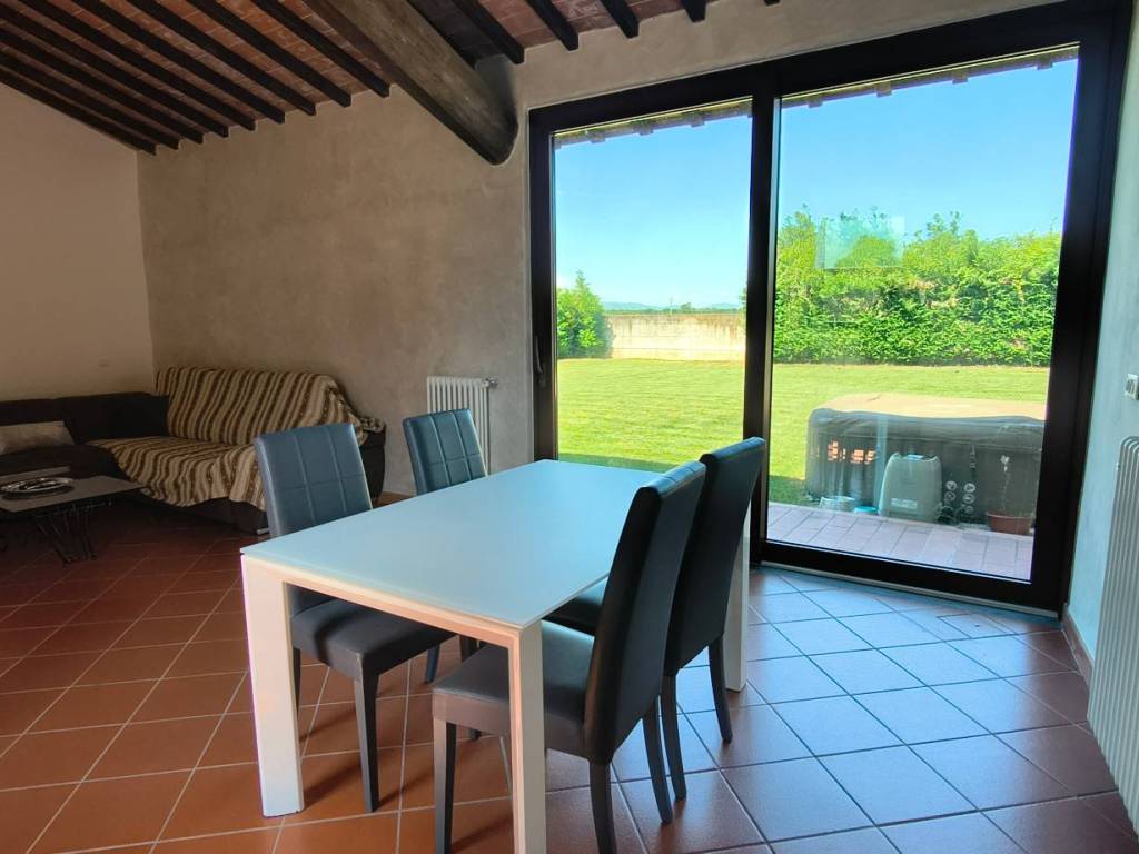 casa indipendente in vendita a Prato in zona Castelnuovo