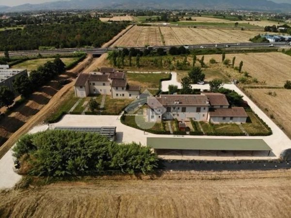 casa indipendente in vendita a Prato in zona Castelnuovo