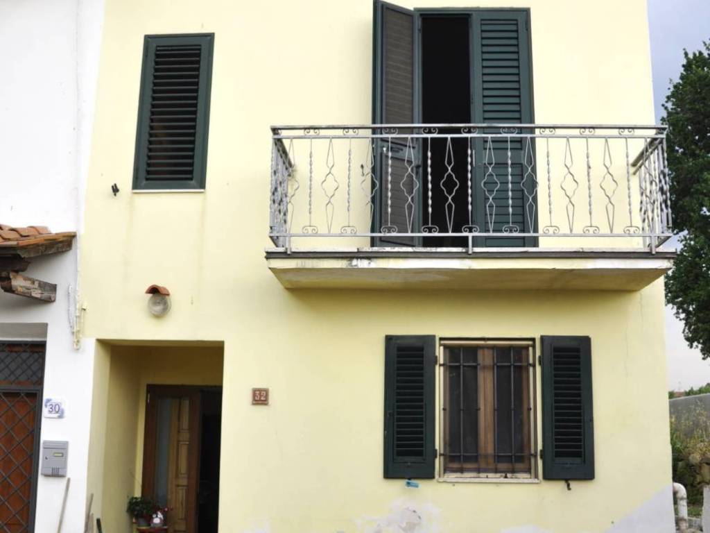 casa indipendente in vendita a Prato in zona Iolo
