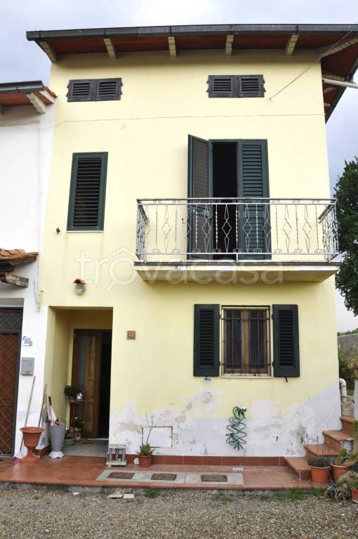 casa indipendente in vendita a Prato in zona Iolo