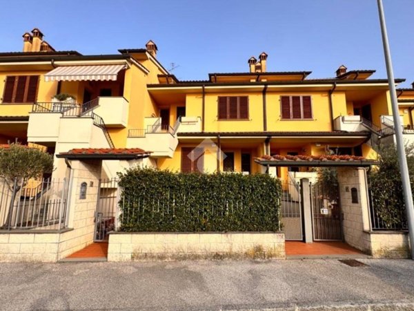 casa indipendente in vendita a Prato in zona Tobbiana