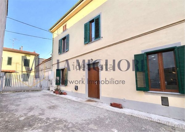 casa indipendente in vendita a Prato in zona Casale