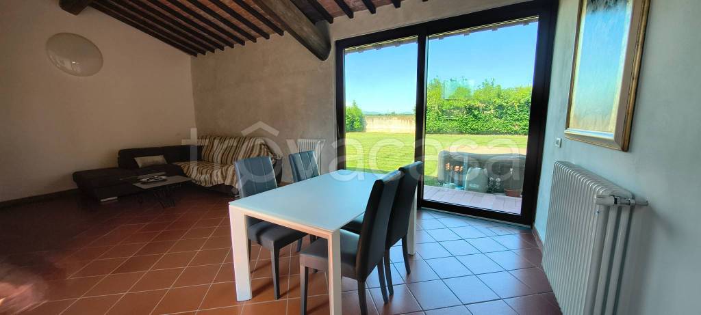 casa indipendente in vendita a Prato in zona Castelnuovo