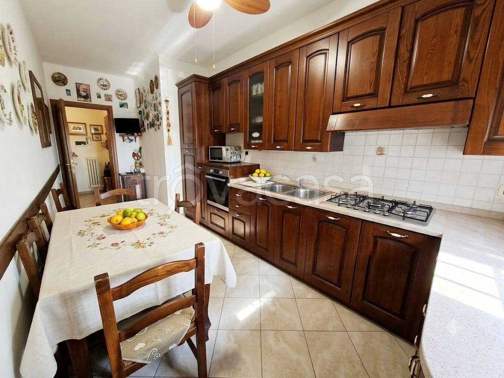 appartamento in vendita a Prato in zona Santa Lucia
