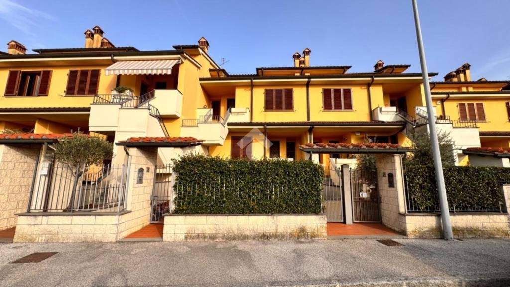 casa indipendente in vendita a Prato in zona Tobbiana