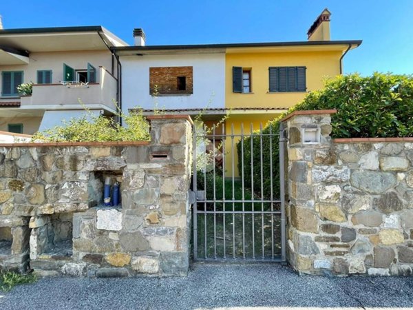 casa indipendente in vendita a Prato in zona Tavola