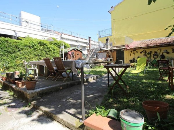 casa indipendente in vendita a Prato in zona Cafaggio