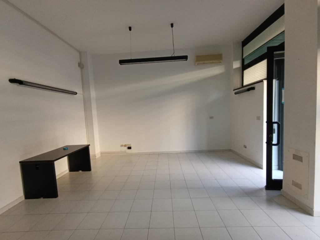 ufficio in vendita a Prato in zona Coiano