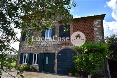 casa indipendente in vendita a Prato in zona Casale