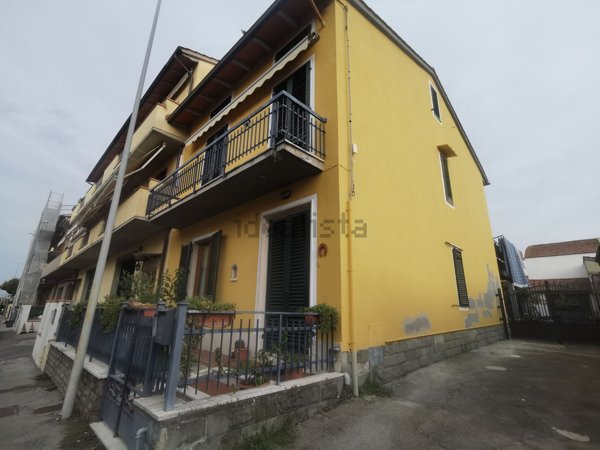 casa indipendente in vendita a Prato in zona Vergaio
