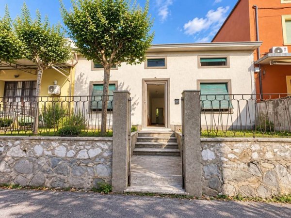 casa indipendente in vendita a Prato in zona Vergaio