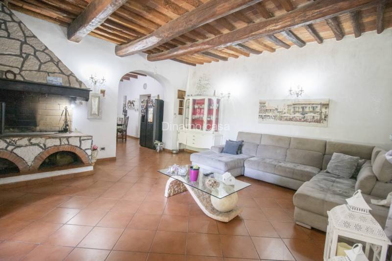 casa indipendente in vendita a Prato in zona Castelnuovo