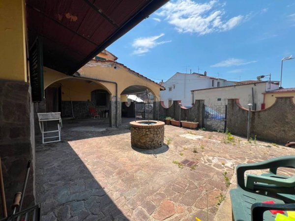 casa indipendente in vendita a Prato in zona Castelnuovo
