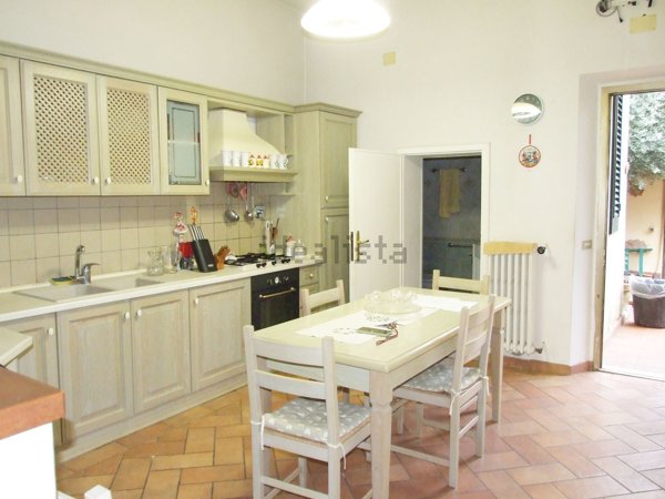 casa indipendente in vendita a Prato