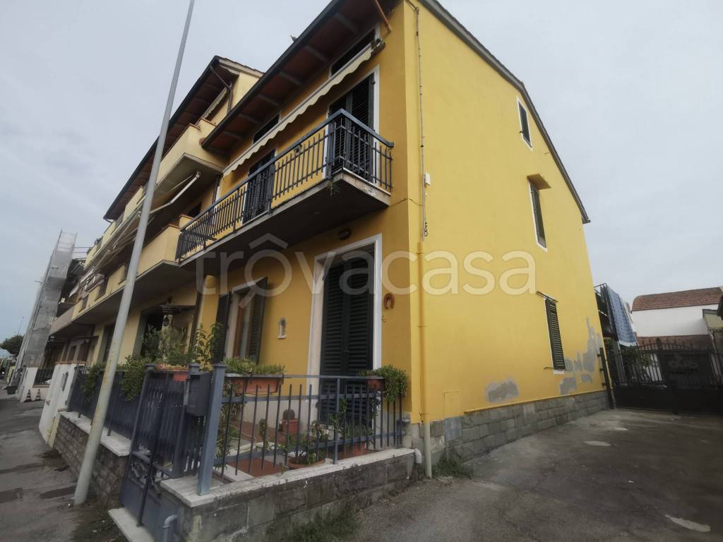 casa indipendente in vendita a Prato in zona Vergaio