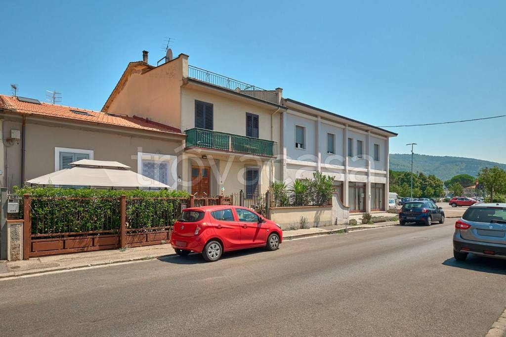 casa indipendente in vendita a Prato in zona Lastre
