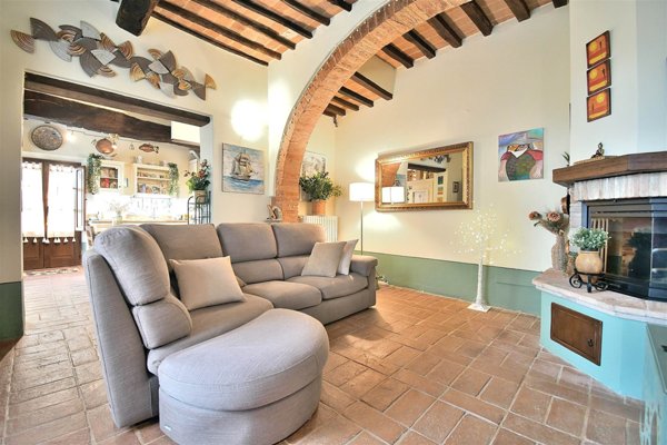 casa indipendente in vendita a Prato in zona Castelnuovo