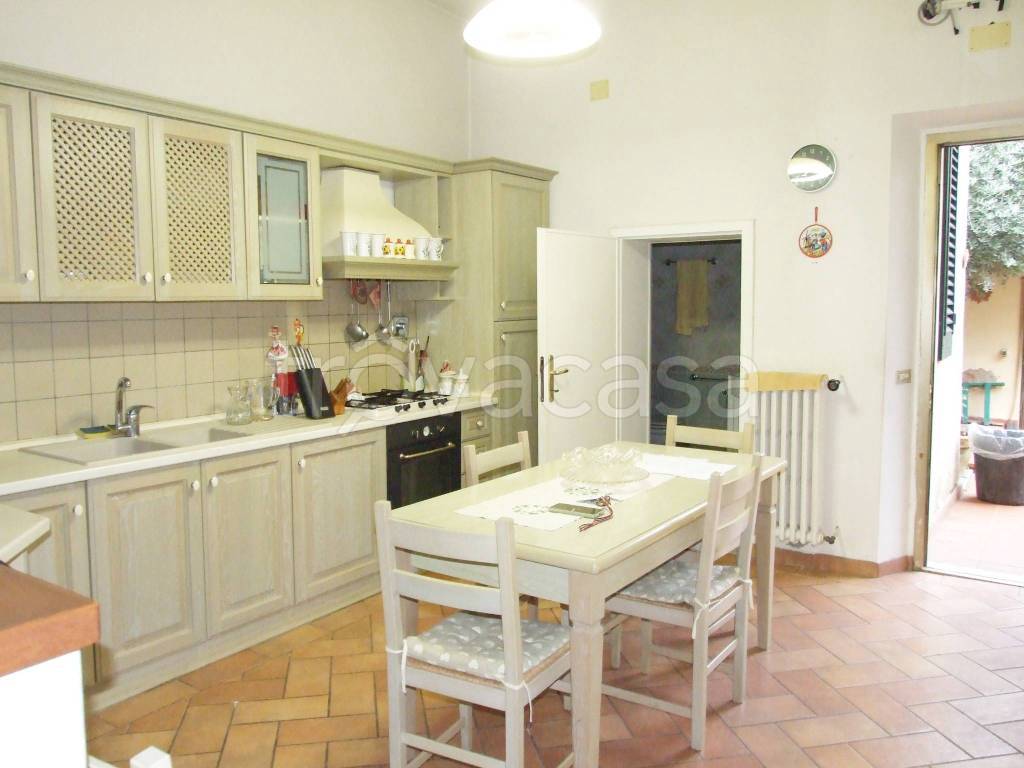 casa indipendente in vendita a Prato