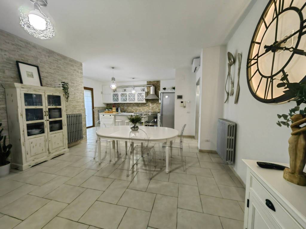 appartamento in vendita a Prato in zona Santa Lucia