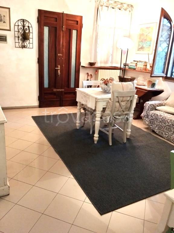 casa indipendente in vendita a Prato in zona Tavola