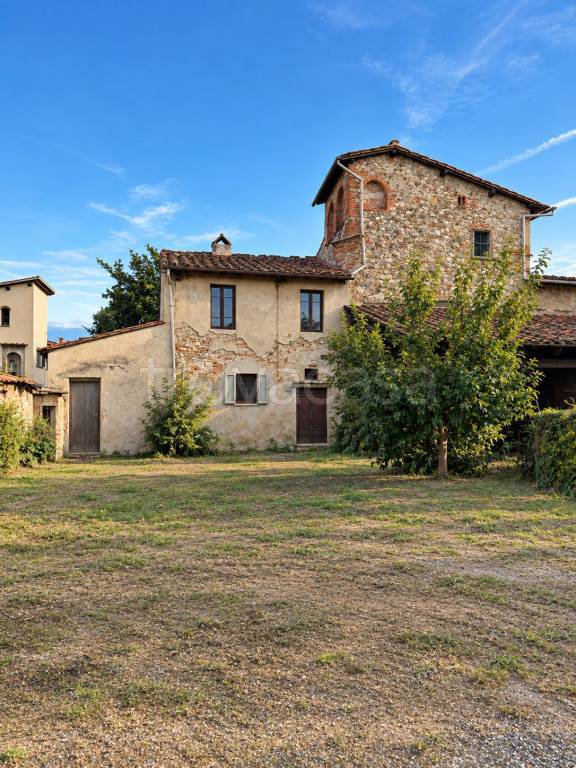 casa indipendente in vendita a Prato in zona Paperino