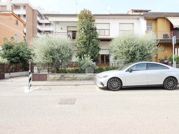 casa indipendente in vendita a Prato