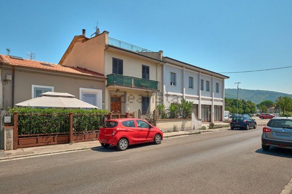 casa indipendente in vendita a Prato in zona Lastre