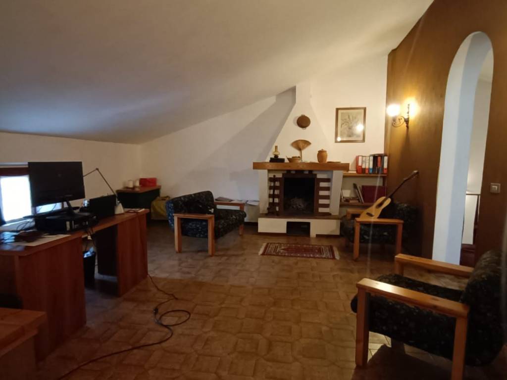 casa indipendente in vendita a Prato in zona Vergaio