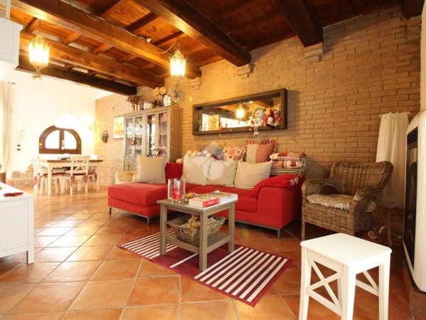 casa indipendente in vendita a Prato in zona Castelnuovo