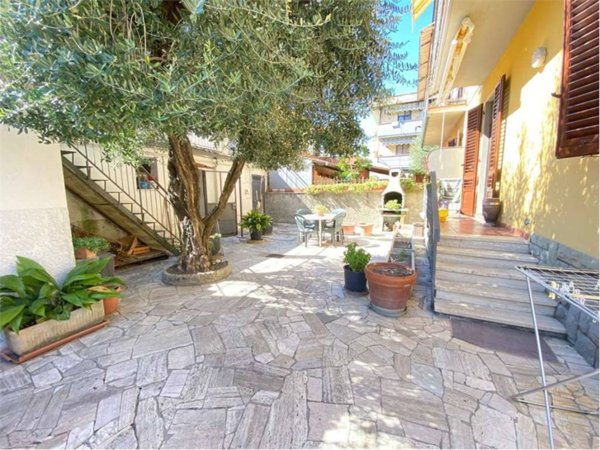 casa indipendente in vendita a Prato in zona Tavola