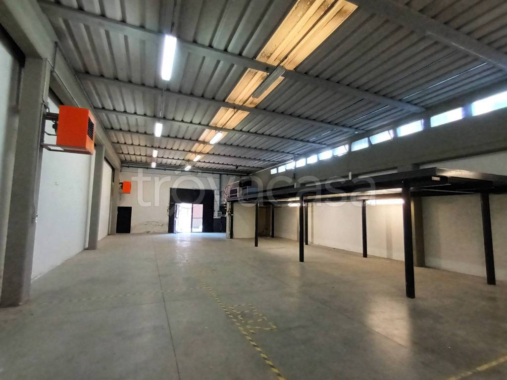locale commerciale in vendita a Prato