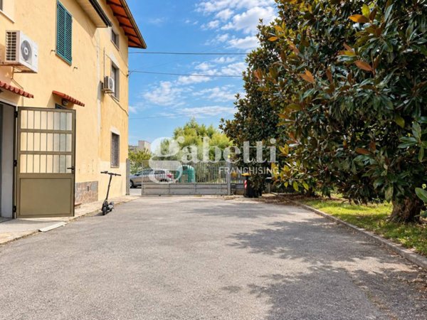 casa indipendente in vendita a Prato in zona Tavola