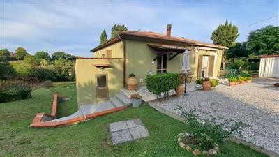 casa indipendente in vendita a Prato in zona Castelnuovo