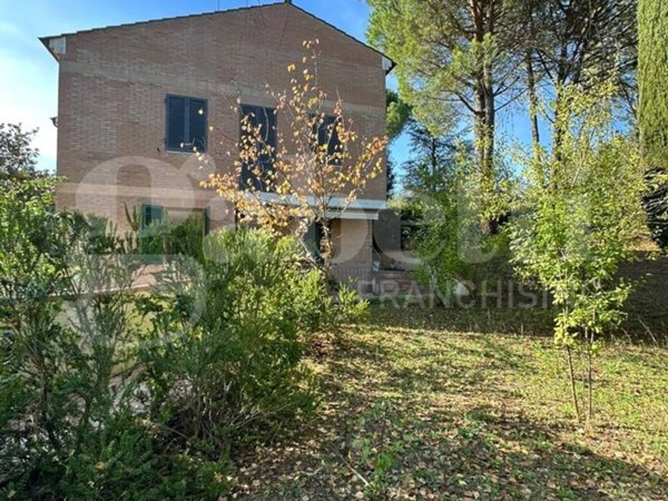 casa indipendente in vendita a Prato in zona Castelnuovo