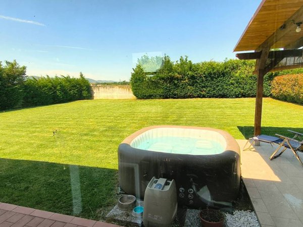 casa indipendente in vendita a Prato in zona Castelnuovo