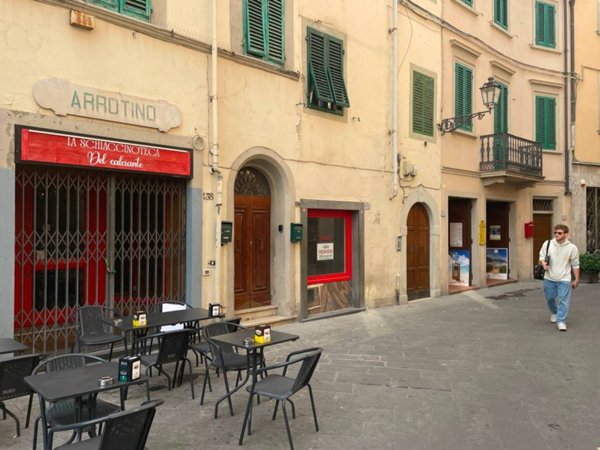 locale commerciale in vendita a Prato