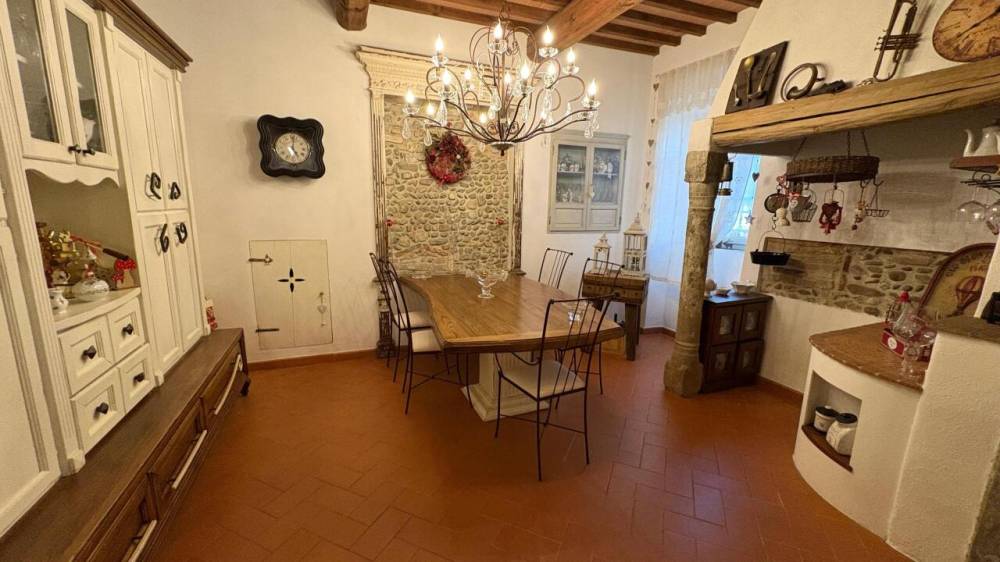 casa indipendente in vendita a Prato in zona Santa Maria