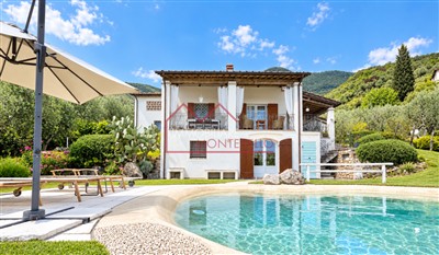 casa indipendente in vendita a Prato in zona Casale