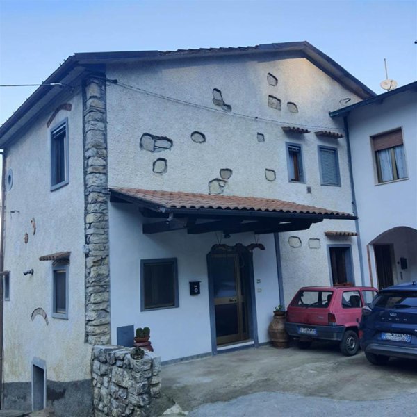 casa indipendente in vendita a Vaiano in zona Faltugnano