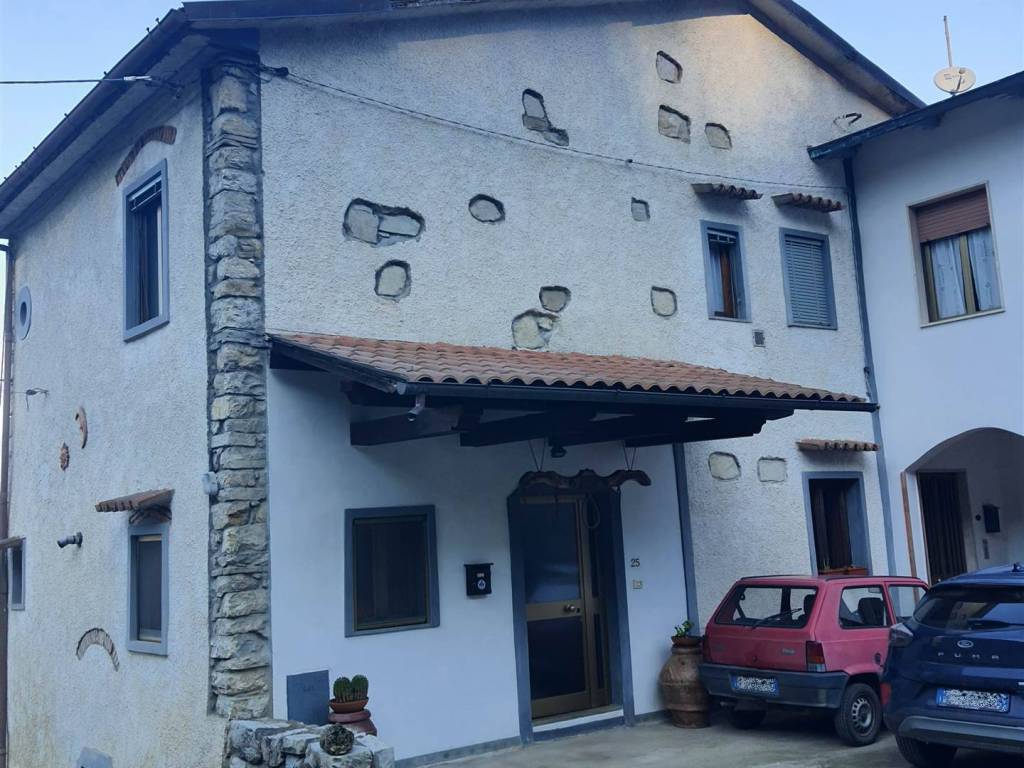 casa indipendente in vendita a Vaiano in zona Faltugnano