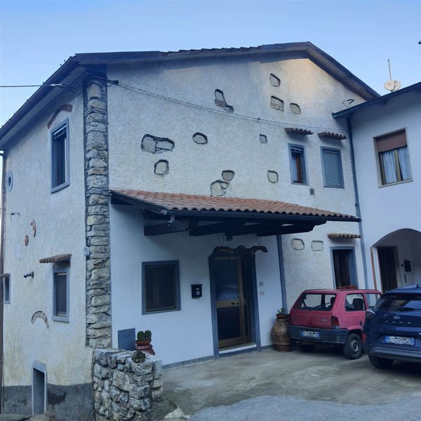 casa indipendente in vendita a Vaiano in zona Faltugnano