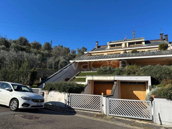 casa indipendente in vendita a Vaiano