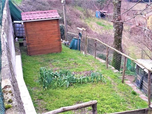 casa indipendente in vendita a Vaiano in zona Schignano