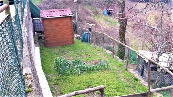casa indipendente in vendita a Vaiano in zona Schignano