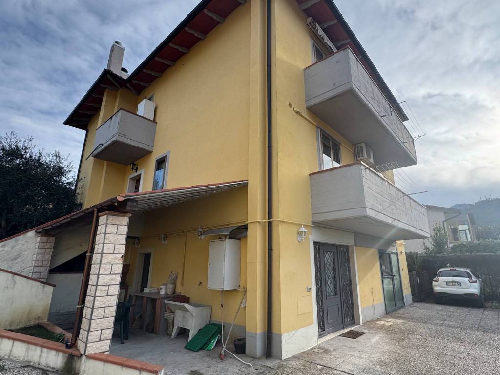 casa indipendente in vendita a Vaiano