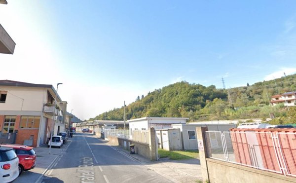 locale di sgombero in vendita a Vaiano in zona Tignamica