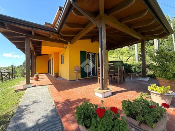casa indipendente in vendita a Vaiano in zona Schignano
